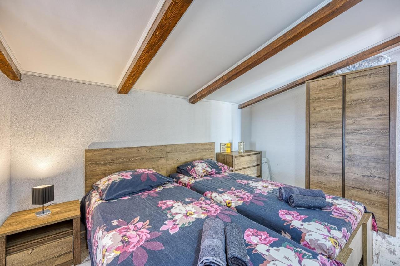 Old Town Apartments In Umag Exterior photo