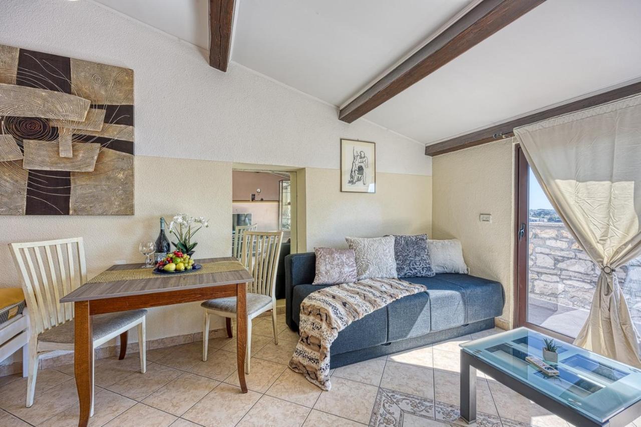 Old Town Apartments In Umag Exterior photo