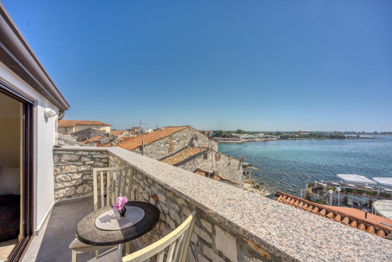 Old Town Apartments In Umag Exterior photo