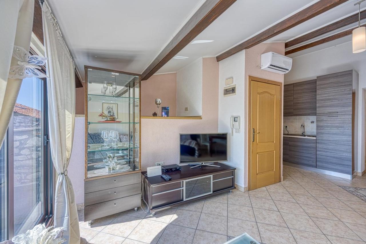 Old Town Apartments In Umag Exterior photo